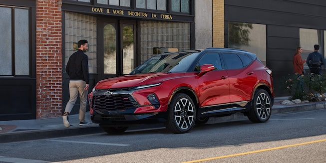 Chevrolet Blazer 2023, camioneta mediana con renovado diseño exterior RS y RS bitono, que muestra su estilo deportivo